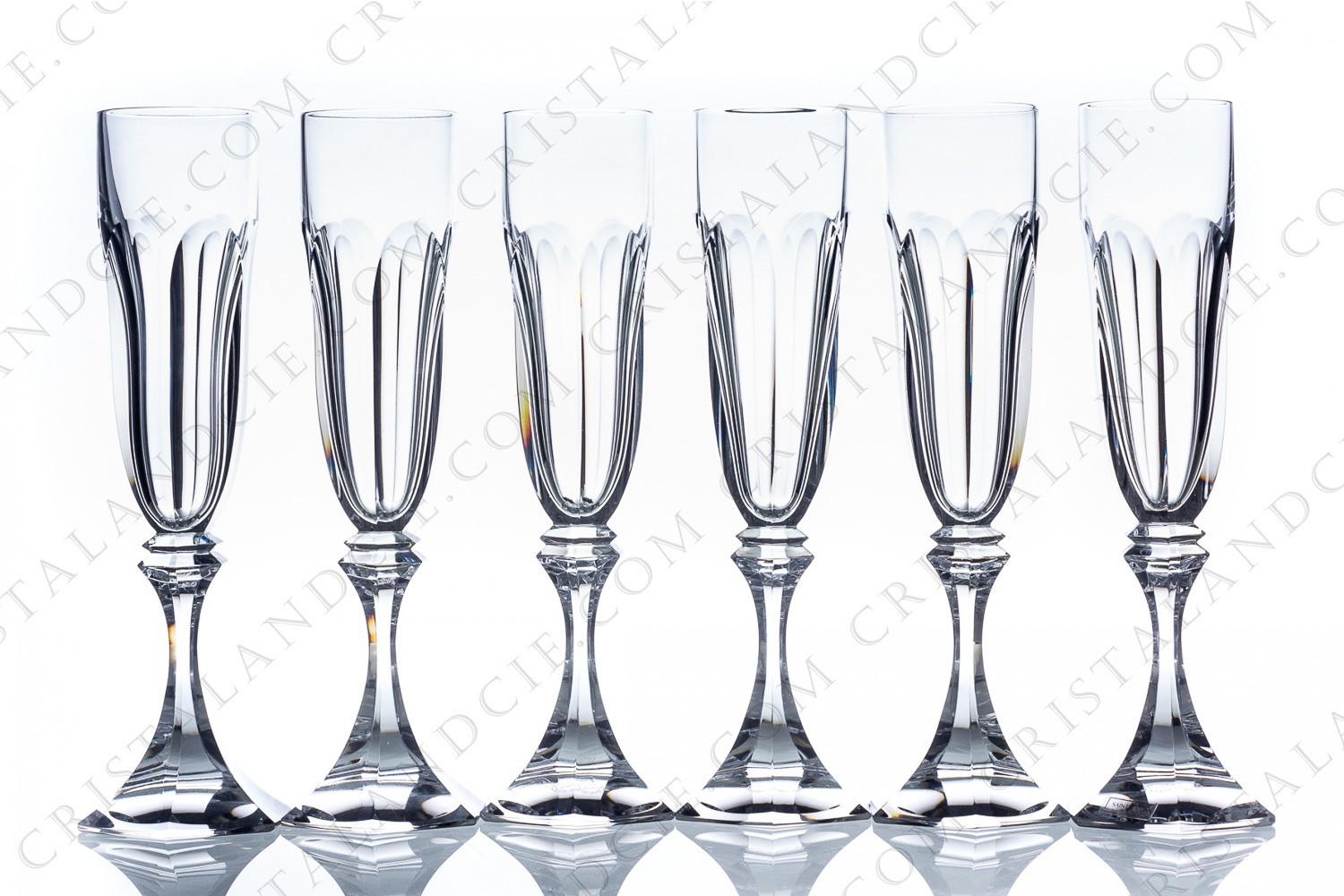 Série de six flûtes à Champagne en cristal de Saint-Louis modèle Chambord dont la paraison est ornée de côtes plates photo-1
