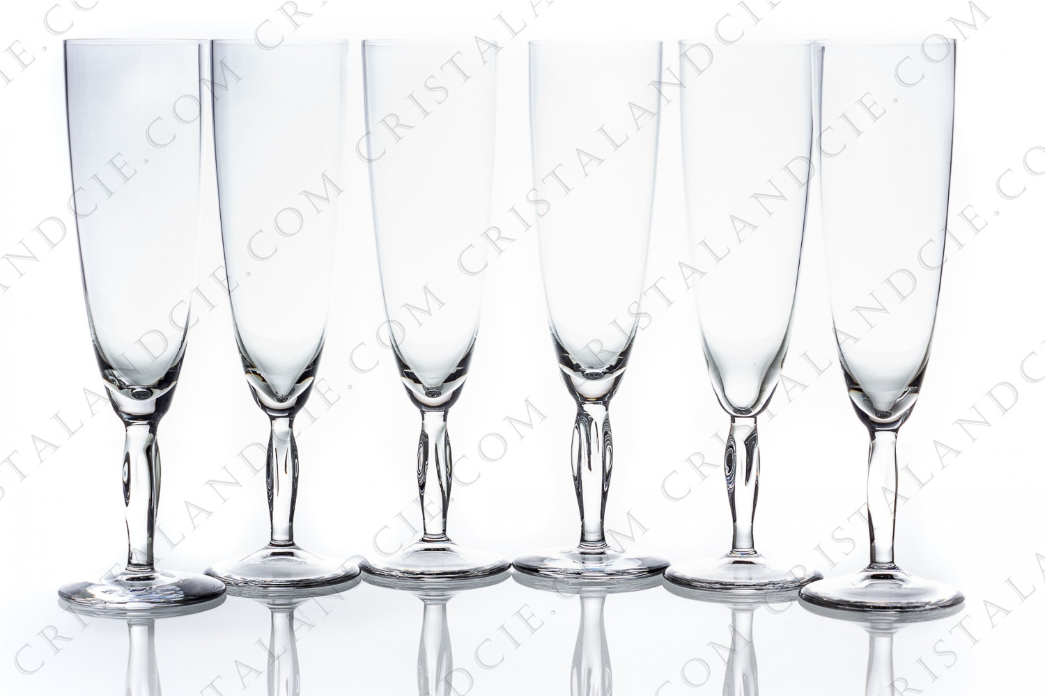 Série de six flûtes à Champagne en cristal de Daum modèle Ovédélia présentant un pied torsadé photo-1