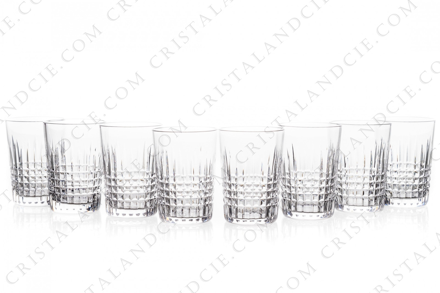 Série de huit gobelets de forme américaine en cristal de Baccarat modèle Nancy, présentant un important décor taillé de quadrillage photo-1