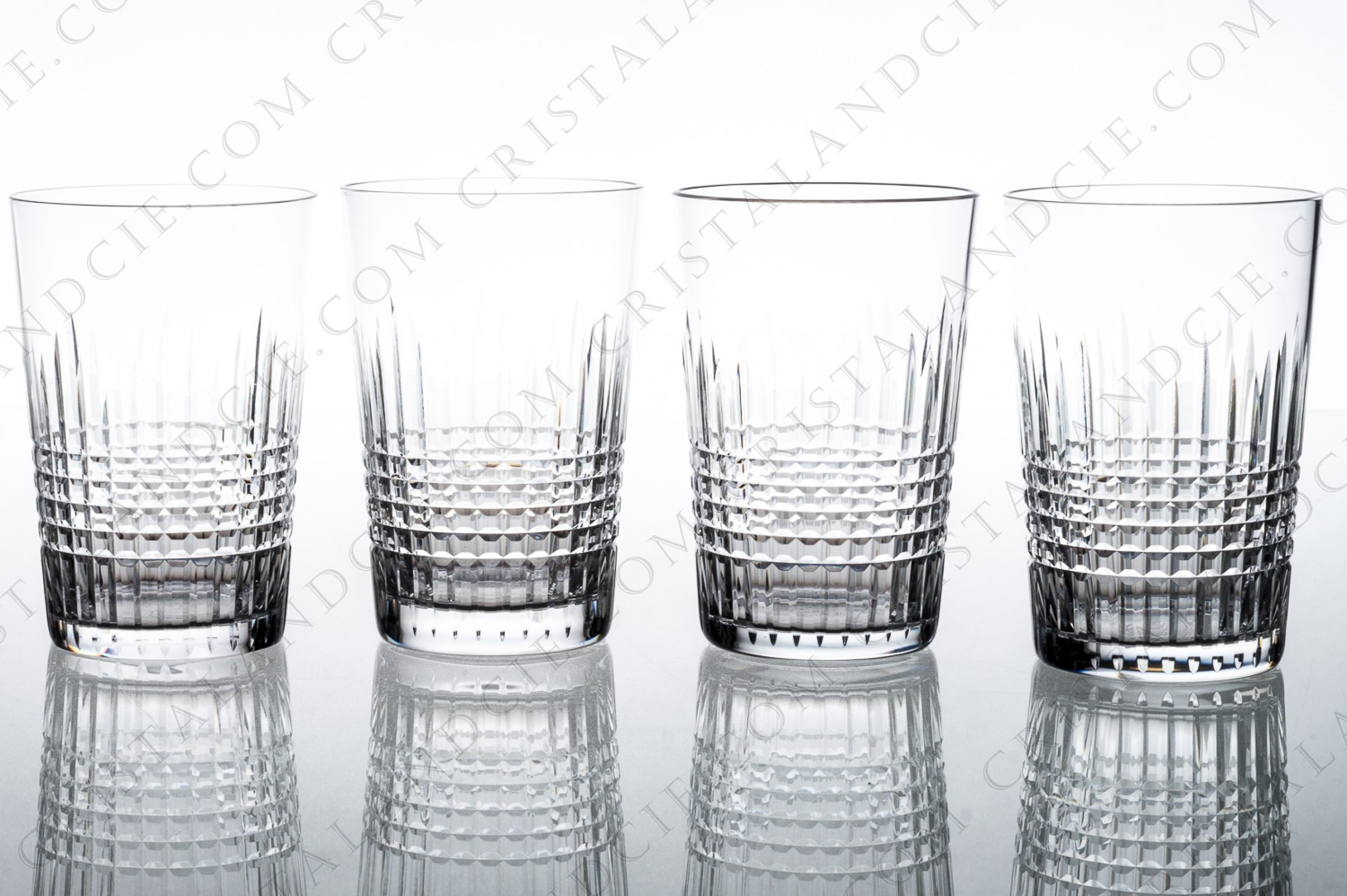 Série de quatre gobelets de forme américaine en cristal de Baccarat modèle Nancy, présentant un important décor taillé de quadrillage photo-1