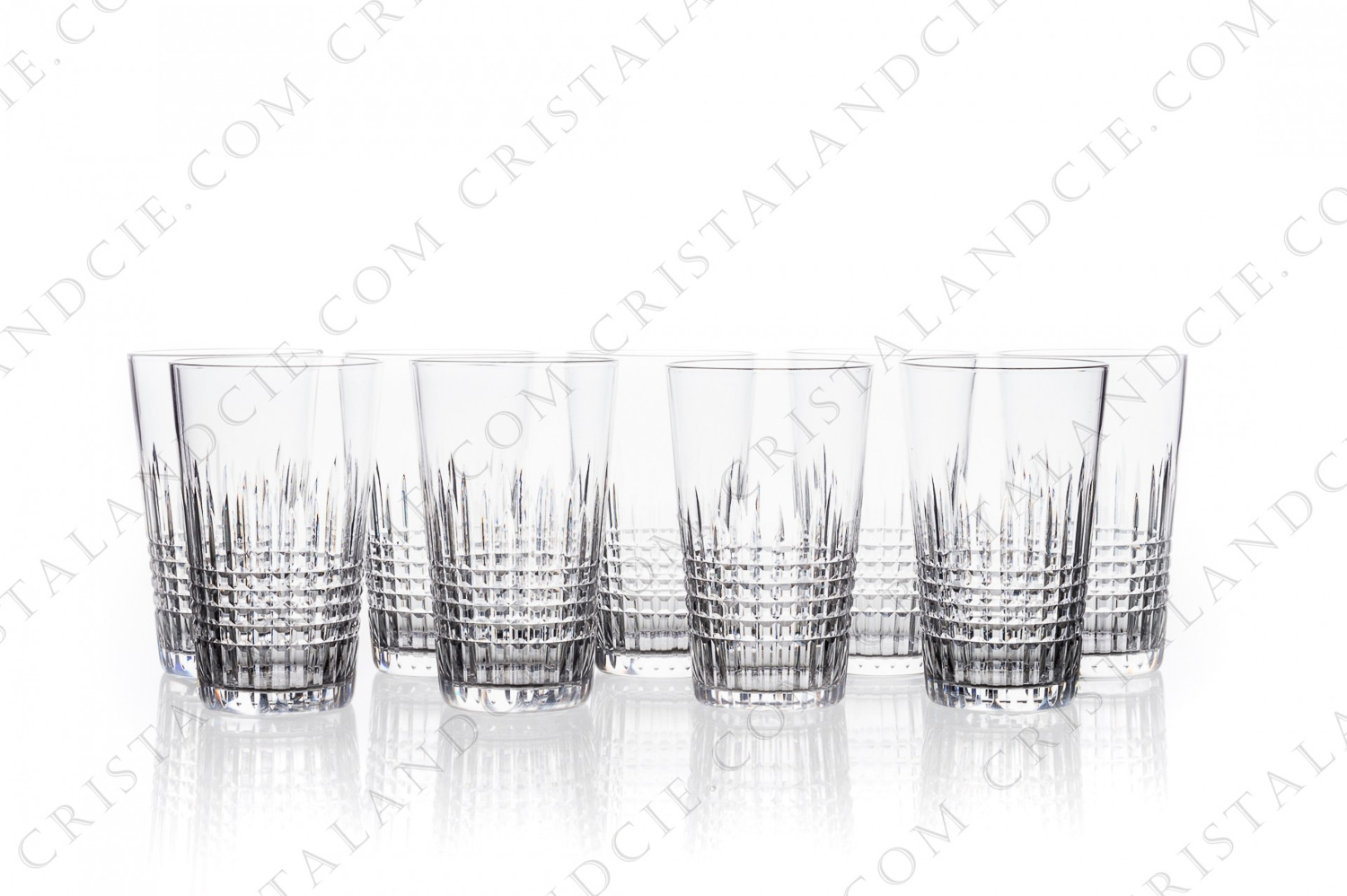Série de neuf gobelets de forme américaine en cristal de Baccarat modèle Nancy, présentant un important décor taillé de quadrillage photo-1