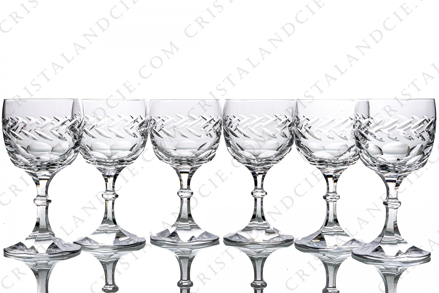Série de six verres à eau n°2 en cristal de Lalique modèle Beauharnais à décor de côtes plates taillées sur le bas de la paraison et le pied, frise de feuilles taillée sur la paraison photo-1