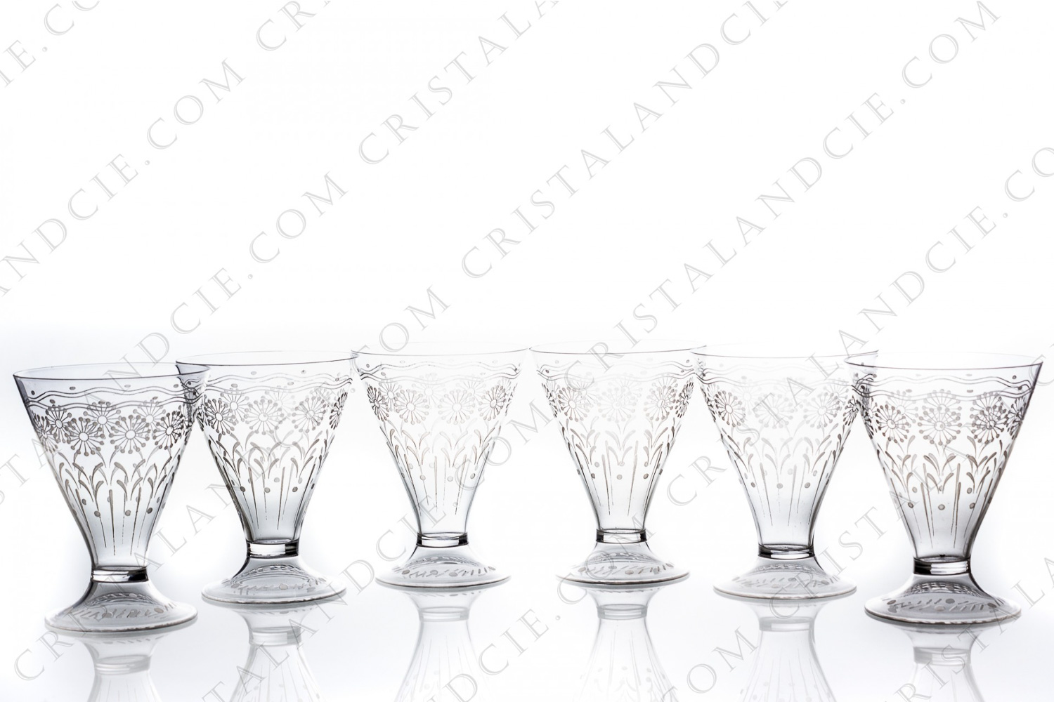 Série de six verres à eau en cristal de Baccarat forme 11965, gravure mate 12117, à décor de fleurs gravé et pied creux photo-1