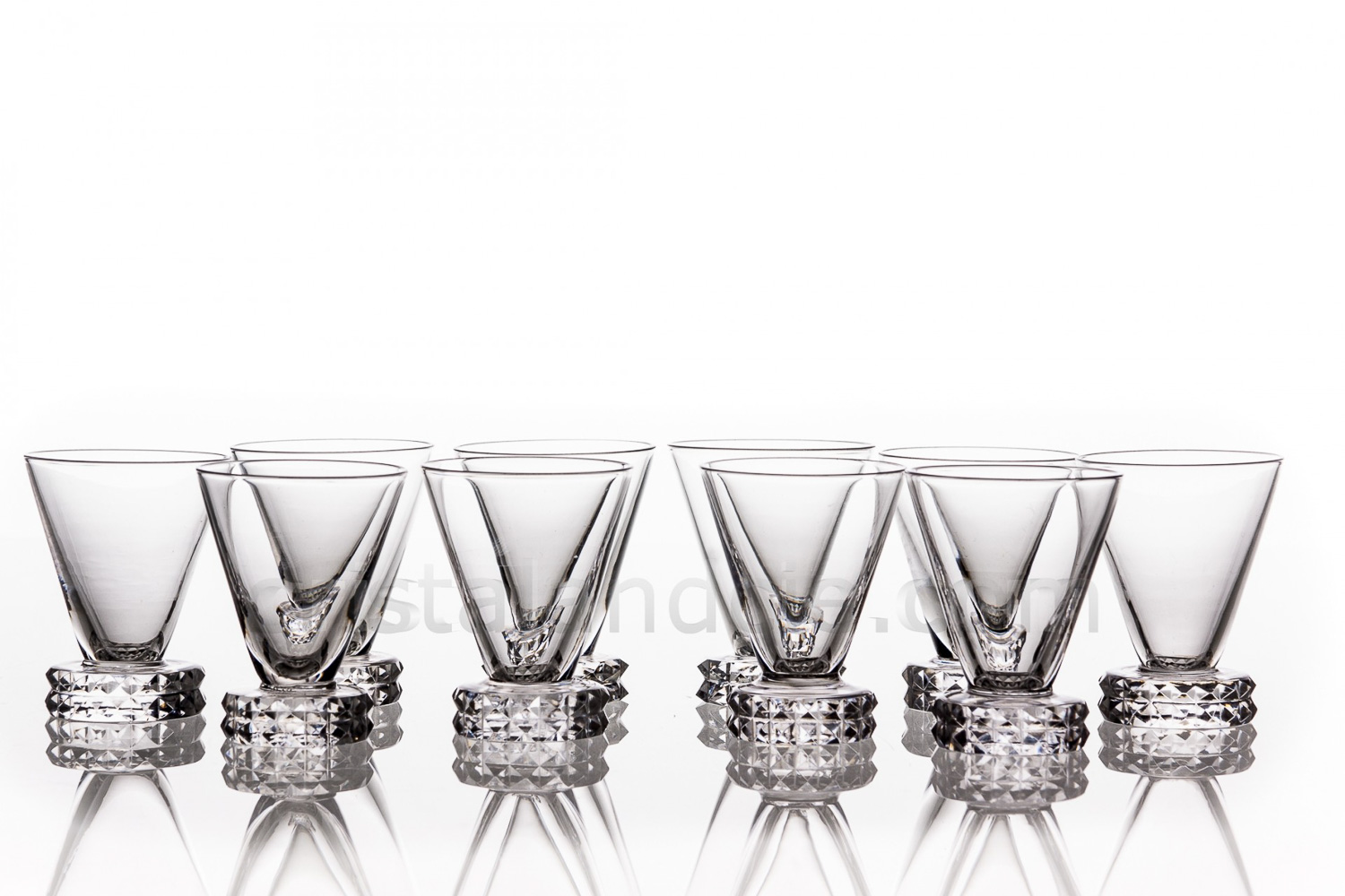 Série de neuf verres à liqueur en cristal de Saint-Louis modèle Diamant dont le pied est orné de pointes de diamant photo-1
