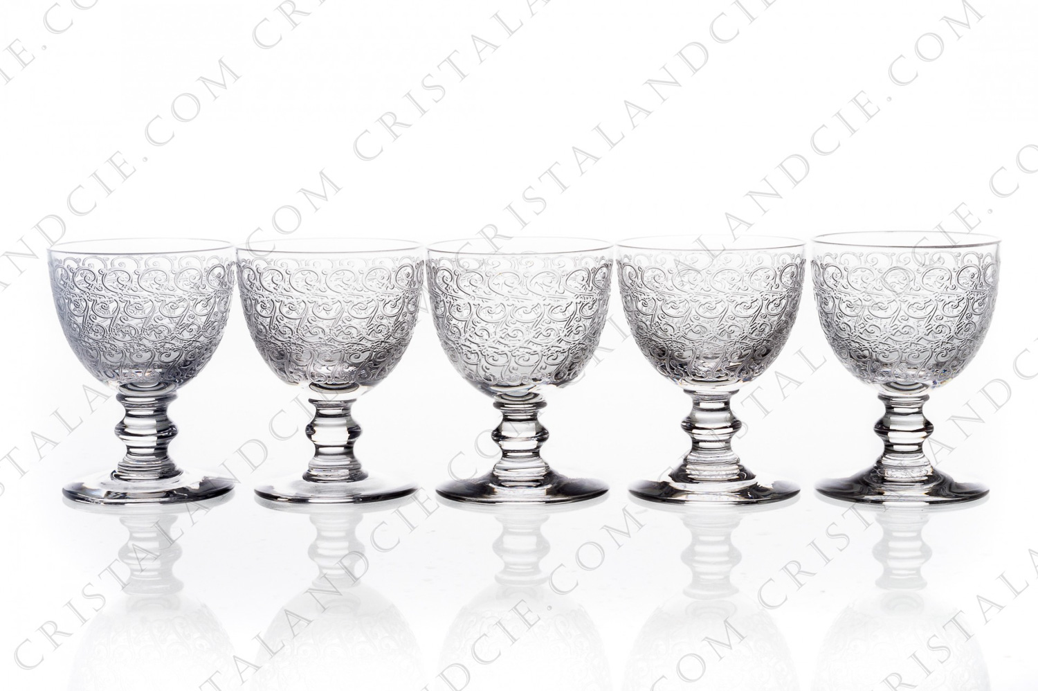 Série de cinq verres à liqueur en cristal de Baccarat modèle Rohan présentant un important décor gravé photo-1