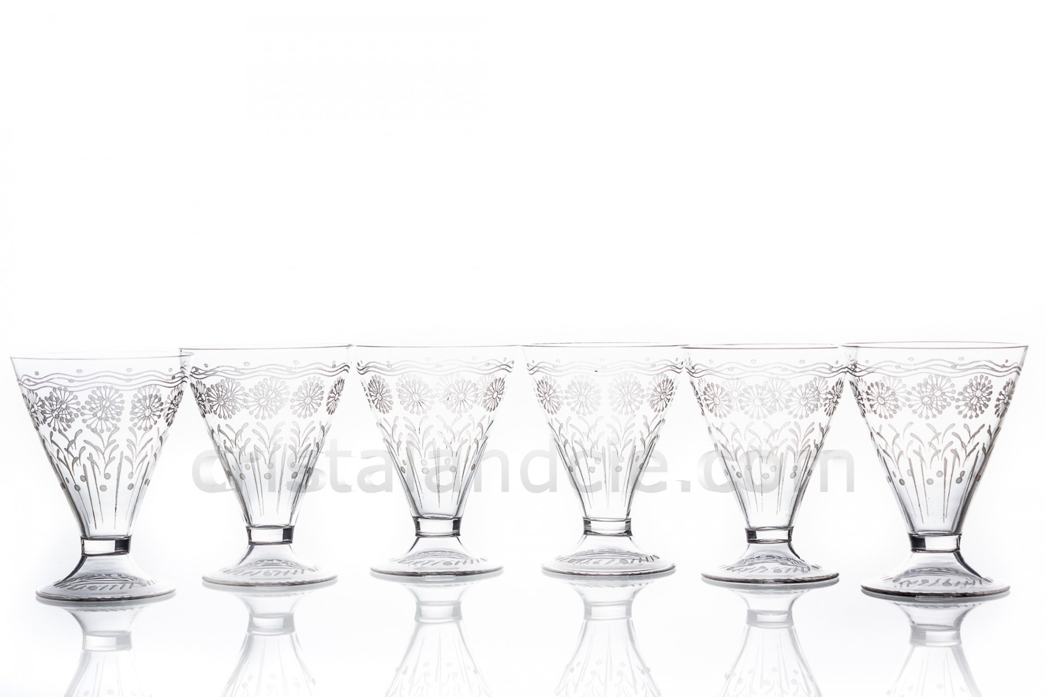 Série de six verres à vin en cristal de Baccarat forme 11965, gravure mate 12117, à décor de fleurs gravé et pied creux photo-1