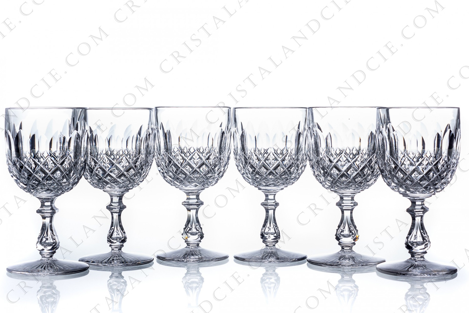 Série de six verres à vin n°4 en cristal de Baccarat modèle Libourne présentant un important décor taillé et une bulle d air dans le pied photo-1