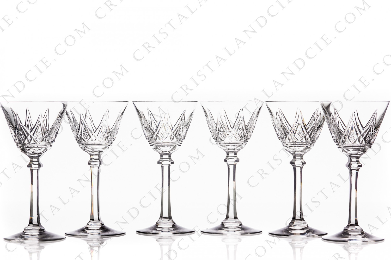 Série de verres à vin n°4 en cristal de Baccarat modèle Louvois présentant un important décor taillé, pied taillé muni d une bague photo-1
