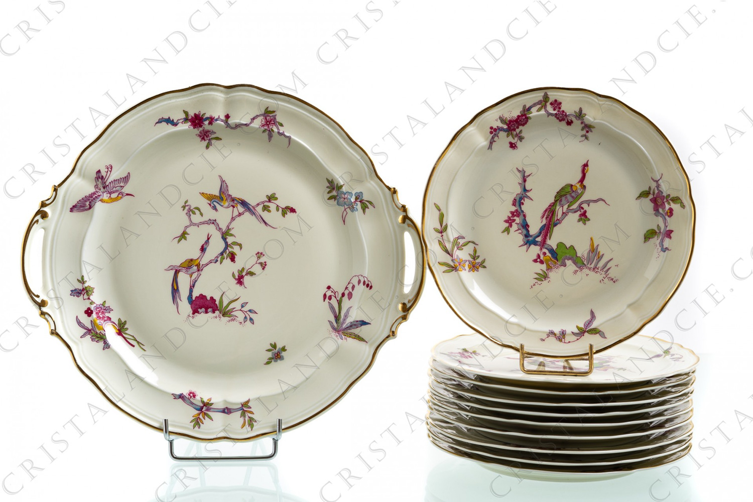 Service à gâteaux en porcelaine de Limoges de la maison Bernardaud modèle Chantilly à décor polychrome japonisant de fleurs et d oiseaux de paradis photo-1
