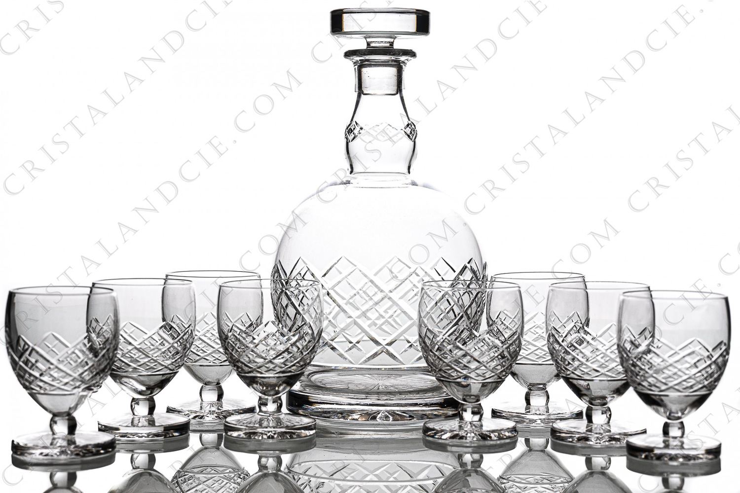 Service à Porto en cristal de Saint-Louis modèle Florian taille 539 présentant un décor taillé et une étoile en-dessous photo-1