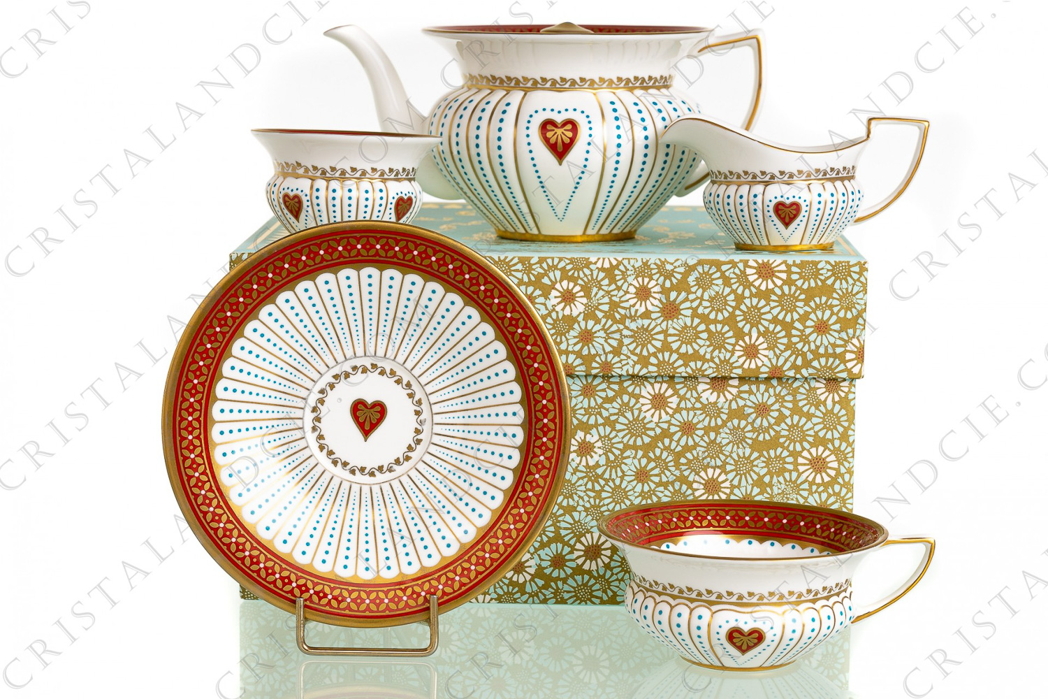 Service égoïste à thé en porcelaine de Wedgwood modèle Queen of Hearts de la collection Harlequin orné de coeurs rouges et or, de frises de points bleus et de filets et frise de feuilles or photo-1