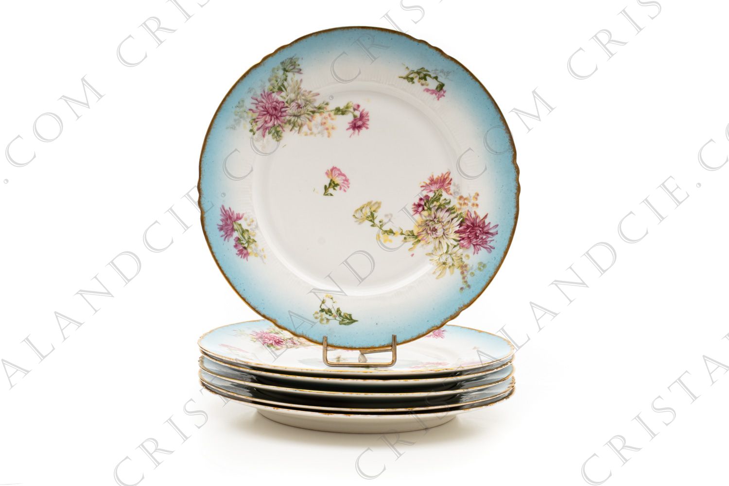 Série de six assiettes à dessert en porcelaine de Limoges de la maison Sigismond Maas ornées de chrysanthèmes rose et blancs sur un fond bleu clair et de liserets or photo-1