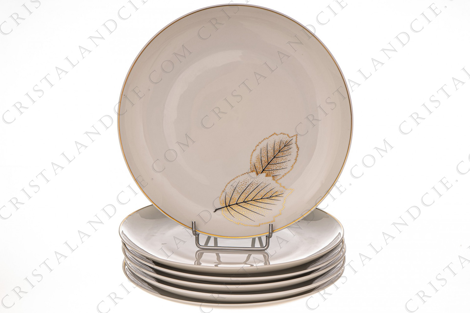 Série de six assiettes plates en porcelaine de Limoges de la maison Bernardaud modèle Catherine créé par Nicole Desjardin, ornées de feuilles or et noir photo-1