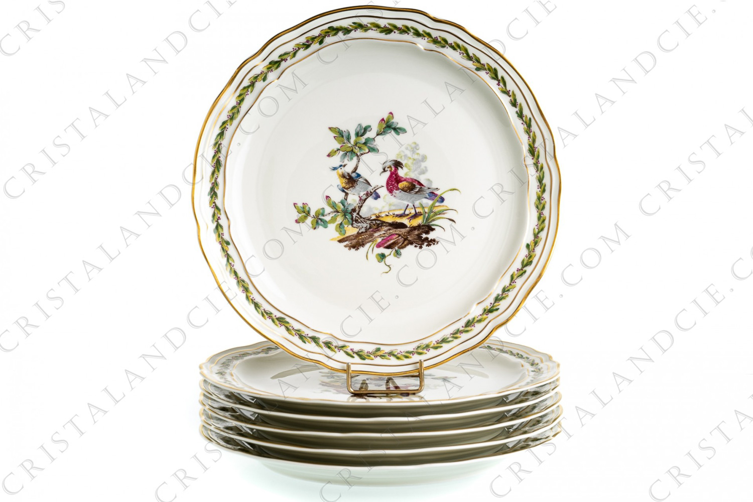 Série de six assiettes plates en porcelaine de Limoges de la maison Bernardaud modèle Chevreuse ornées d oiseaux polychromes sur des branchages, d une frise de feuilles et de filets or photo-1