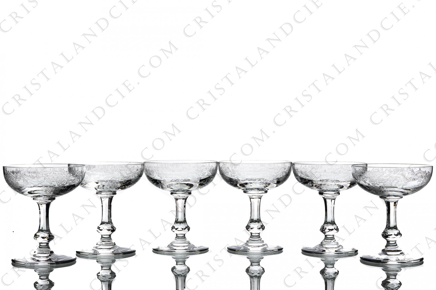 Série de six coupes à Champagne en cristal de Saint-Louis modèle Cléo à décor gravé d arabesques de feuillages, bague à facettes sur la jambe photo-1