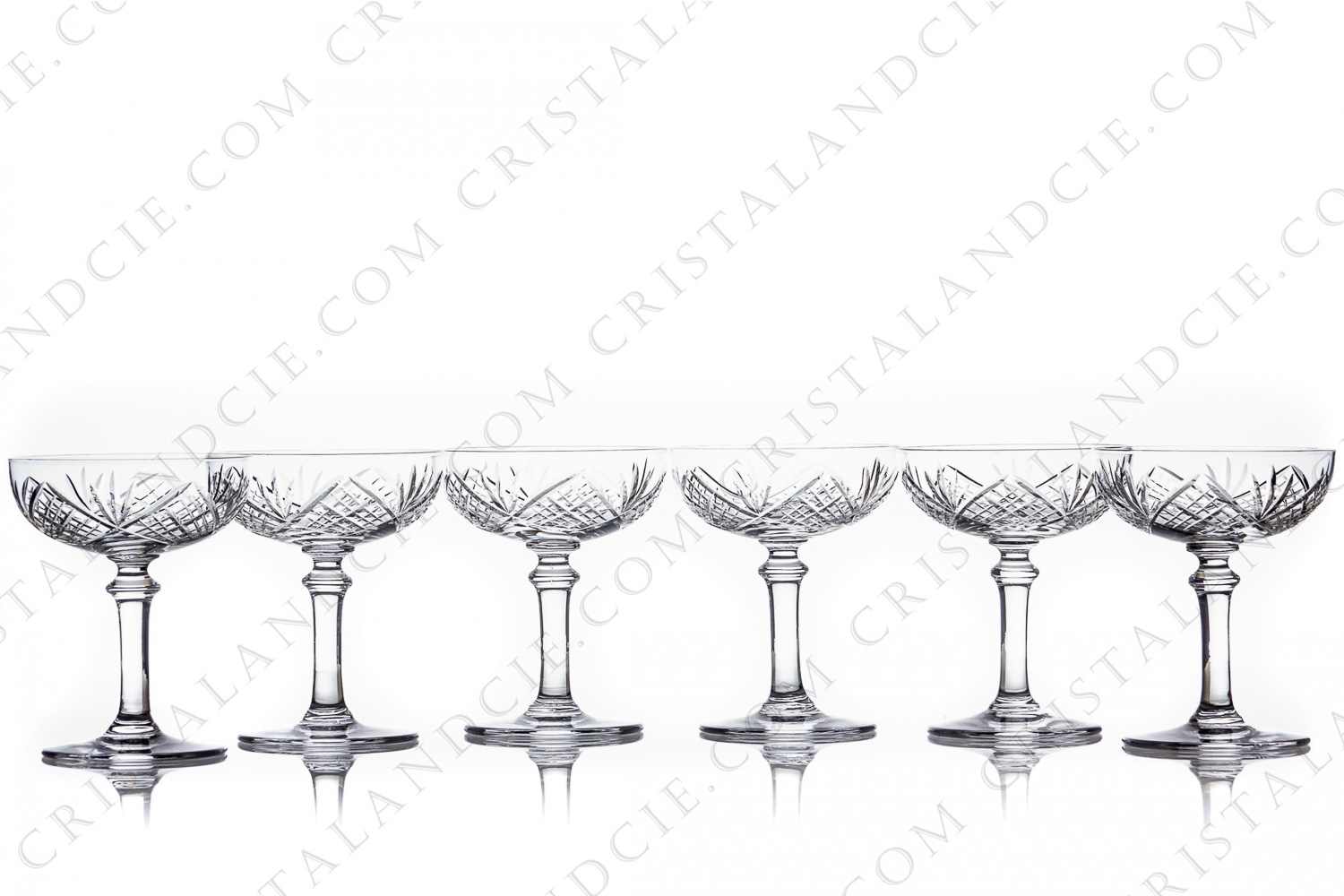 Série de six coupes à Champagne en cristal de Saint-Louis présentant un décor taillé photo-1