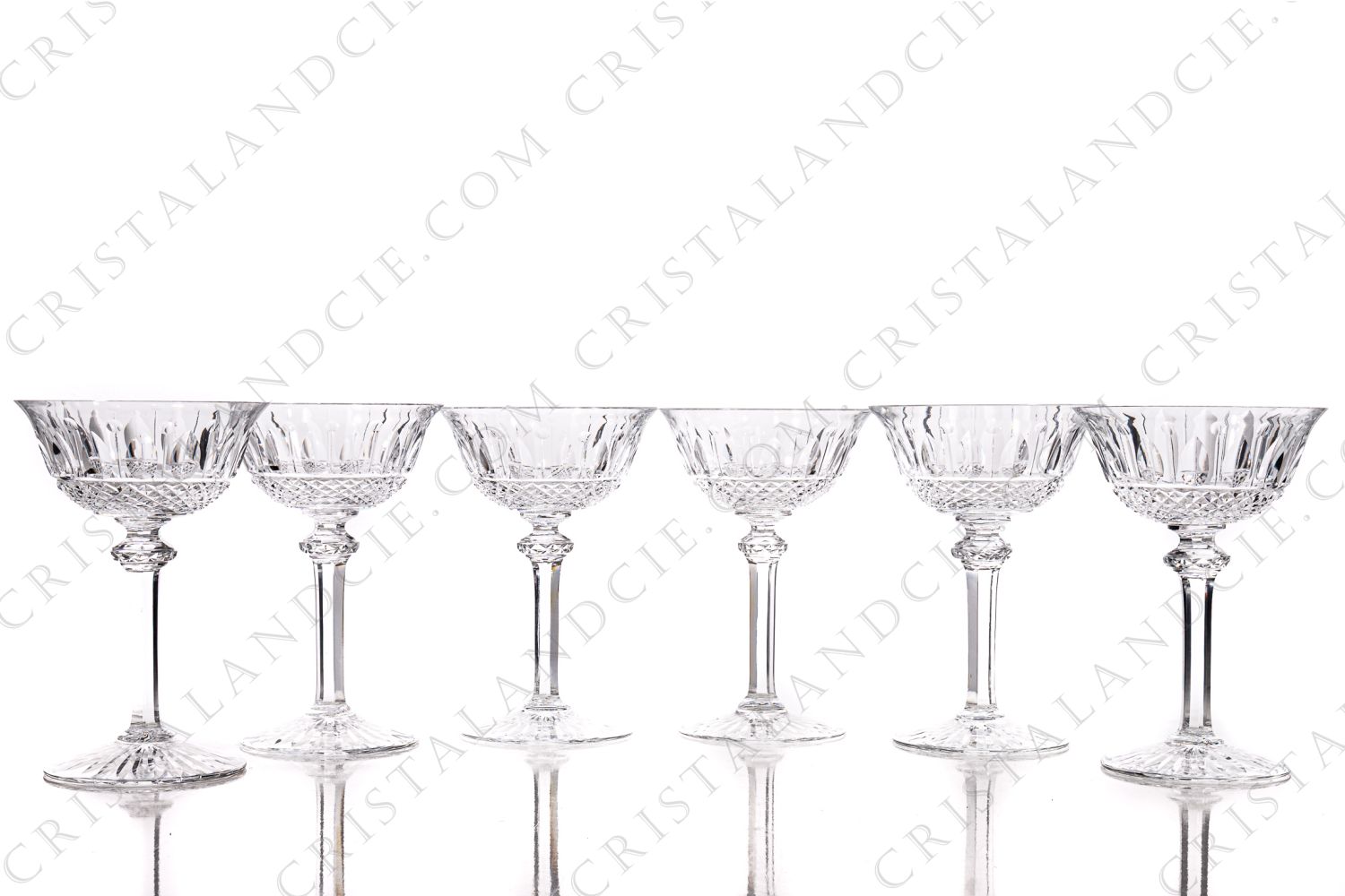 Série de six coupes à Champagne en cristal de Saint-Louis modèle Tommy présentant un important décor taillé photo-1