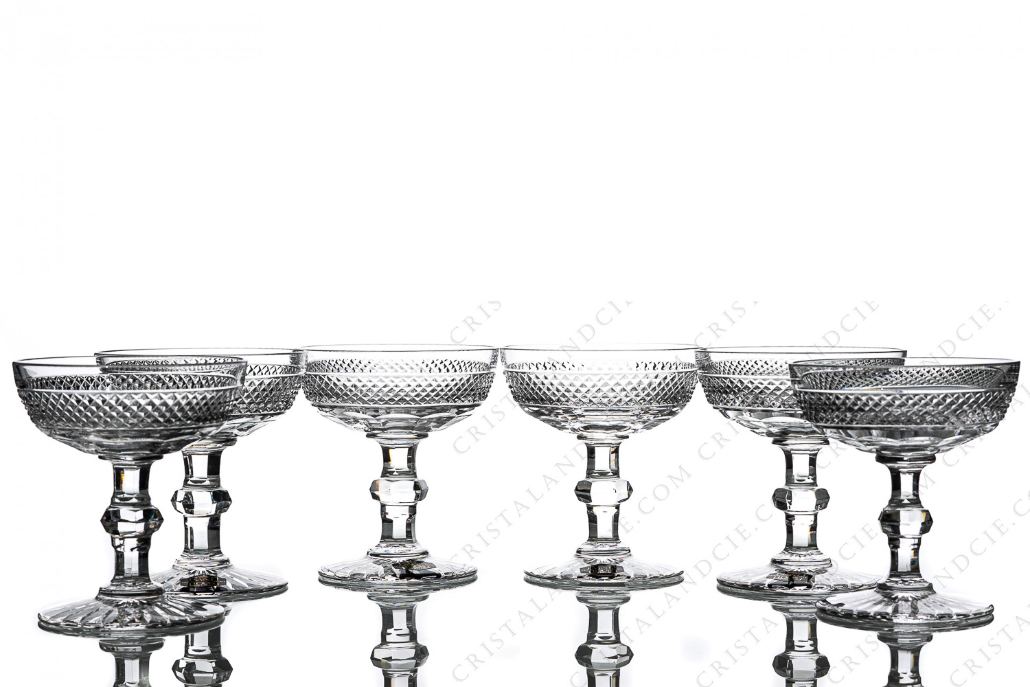 Série de six coupes à Champagne en cristal de Saint-Louis modèle Trianon dont la paraison est ornée de facettes surmontées d une frise de pointes de diamant, jambe à pans coupés muni d une bague à mi-hauteur photo-1