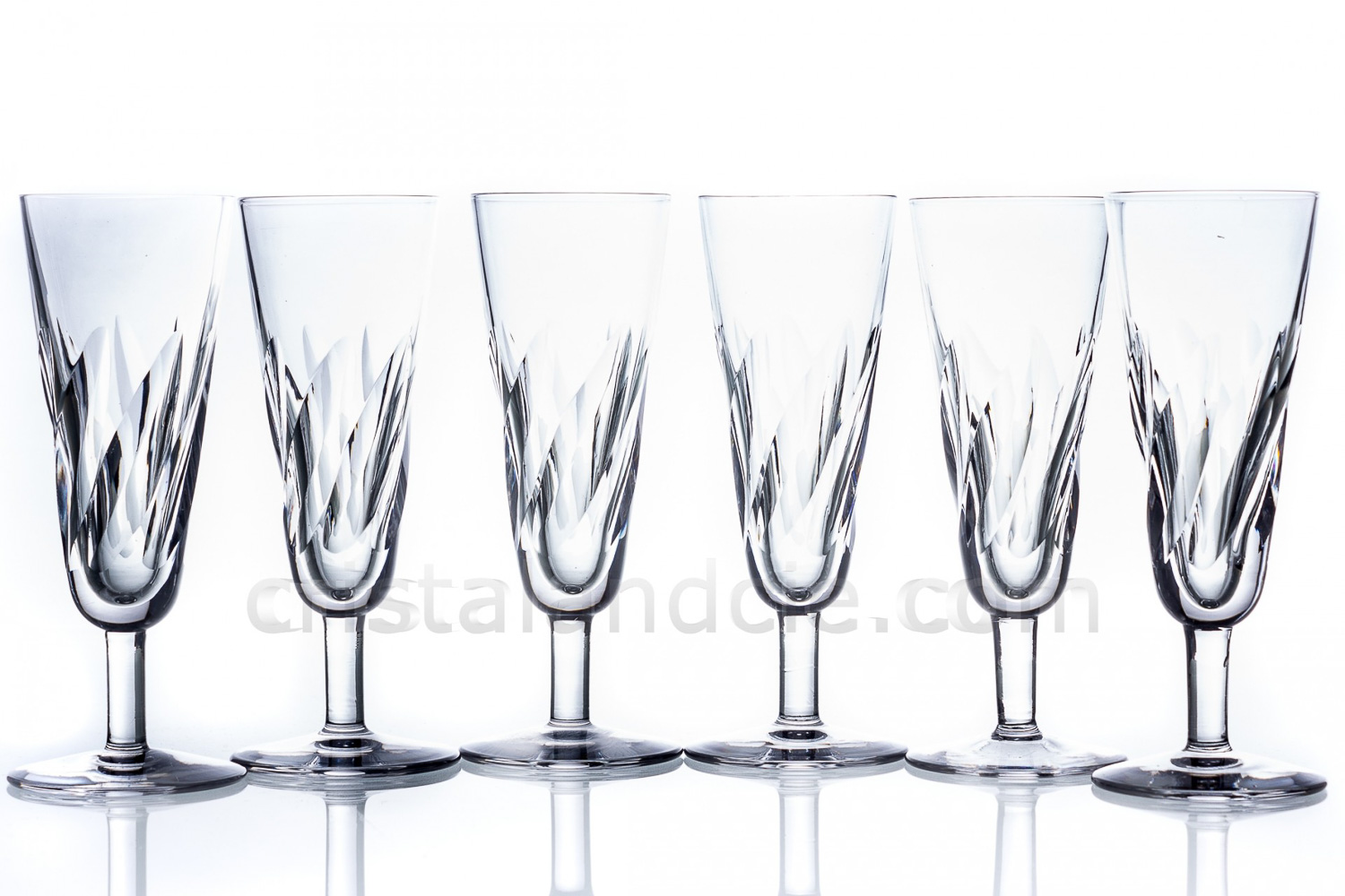 Série de six flûtes à Champagne en cristal de Saint-Louis modèle Bidassoa présentant une frise de stries taillée sur la paraison photo-1