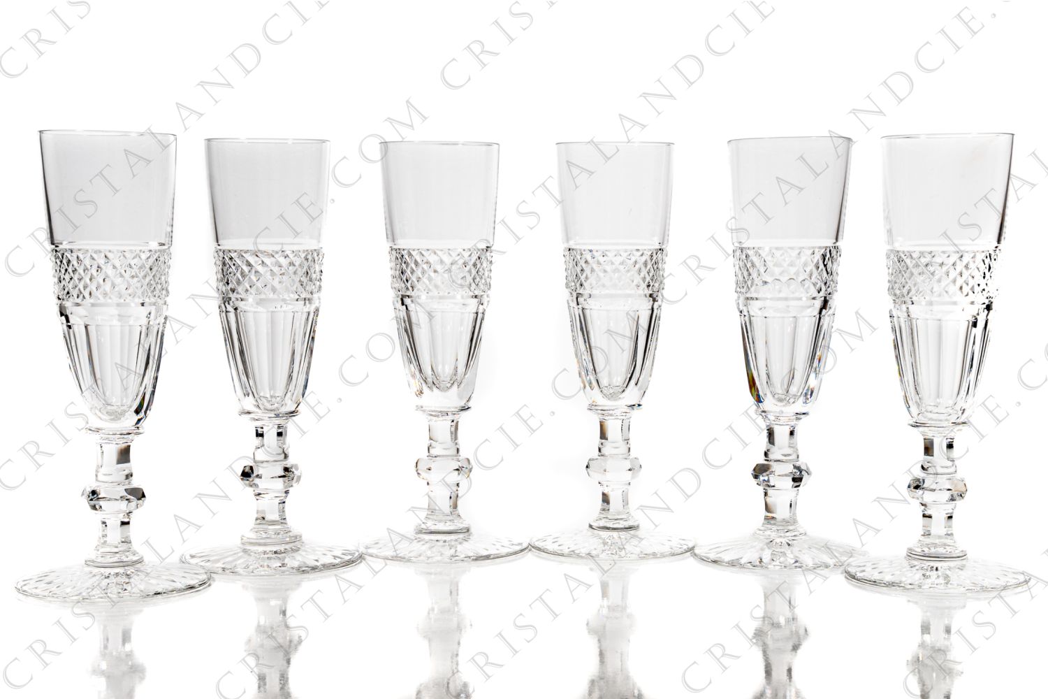 Série de six flûtes à Champagne en cristal de Saint-Louis modèle Trianon dont la paraison est ornée de facettes surmontées d une frise de pointes de diamant, jambe à pans coupés muni d une bague à mi-hauteur photo-1