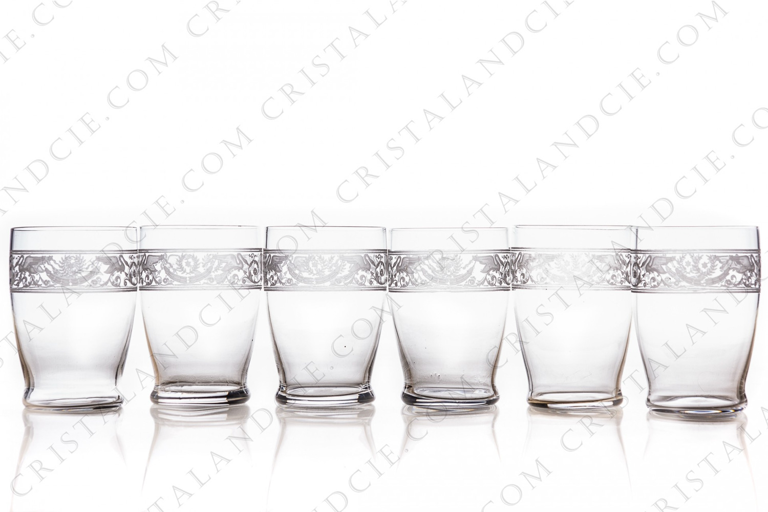 Série de six gobelets en cristal de Baccarat modèle Cygne Empire orné d une frise gravée à l acide représentant des amphores, des couronnes de lauriers et des cygnes sur des arabesques fleuries photo-1