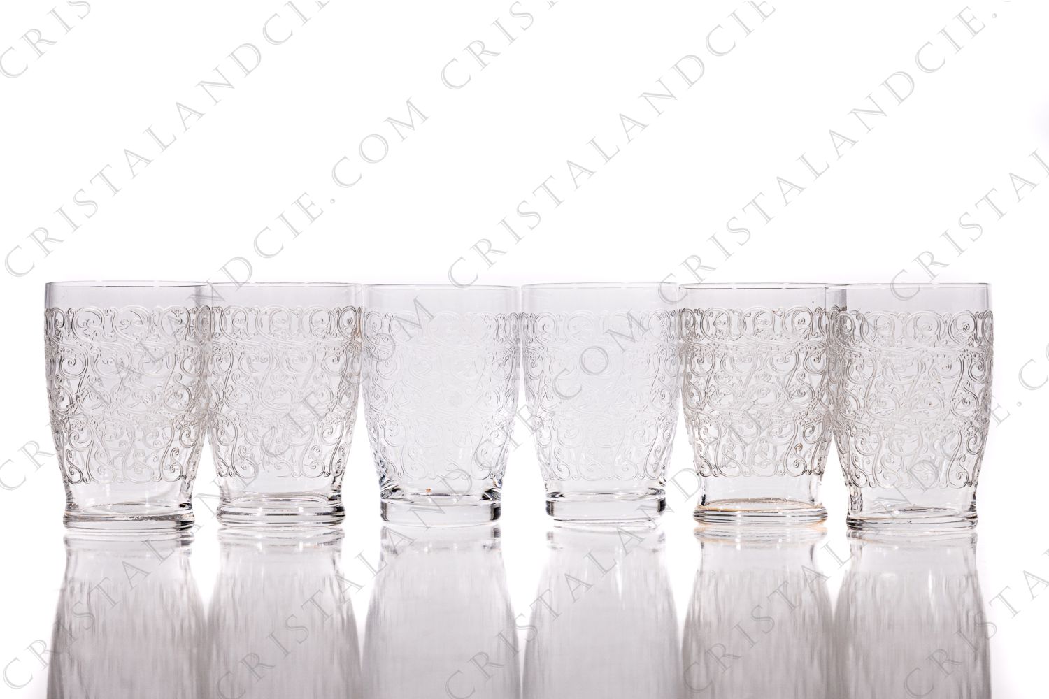 Série de six gobelets en cristal de Baccarat modèle Gouvieux ( gravure Rohan) présentant un important décor gravé photo-1