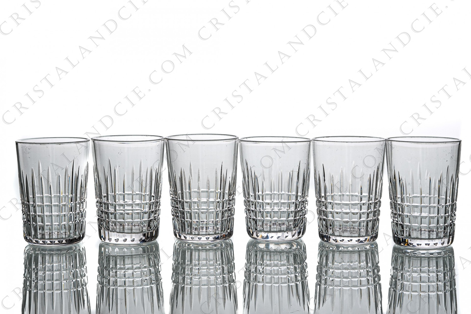 Série de six gobelets de forme américaine en cristal de Baccarat modèle Nancy, présentant un important décor taillé de quadrillage photo-1