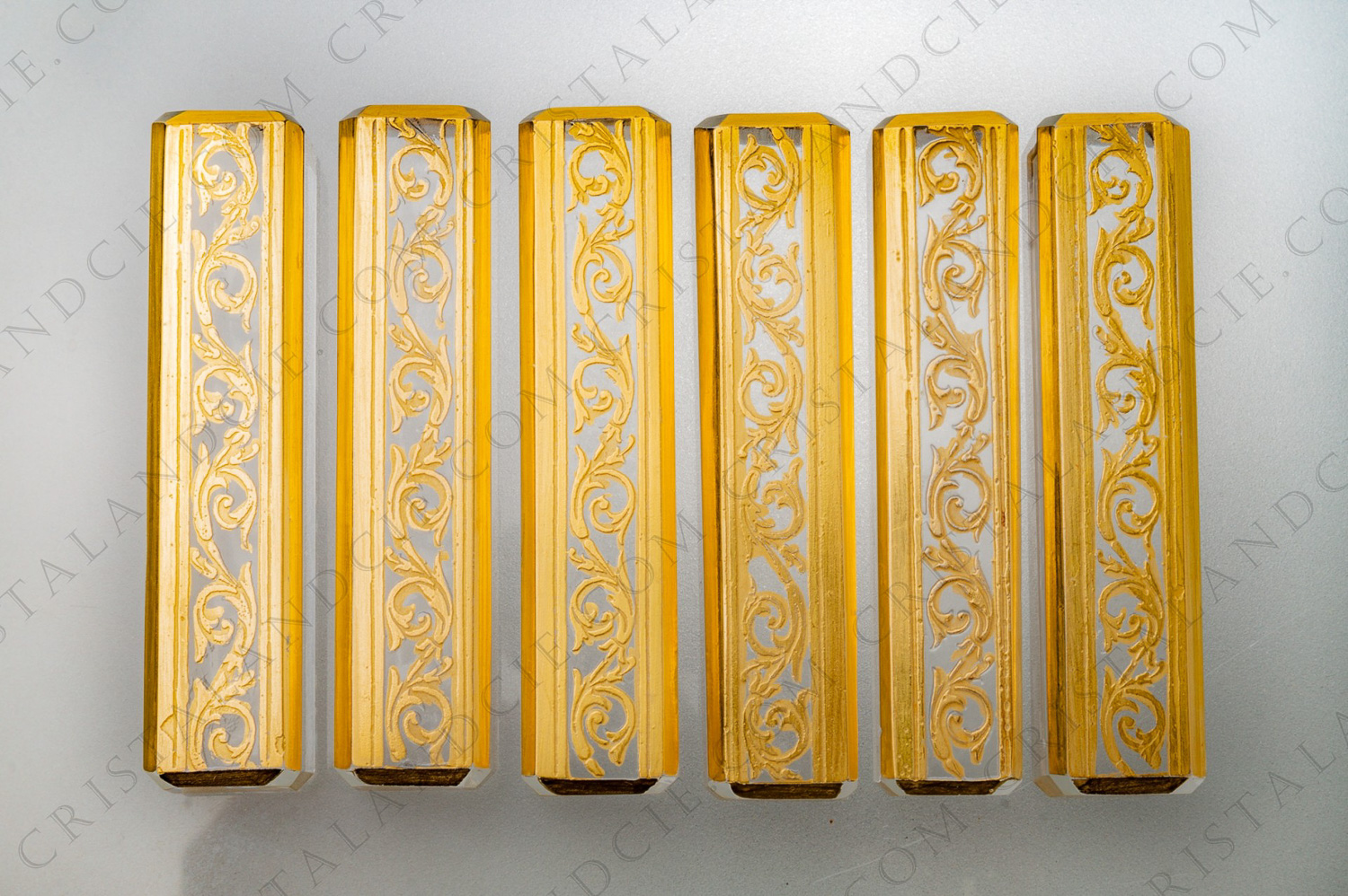 Serie de six portes-couteau en cristal de Saint-Louis modèle Thistle à décor d arabesques gravées rehaussées or photo-1