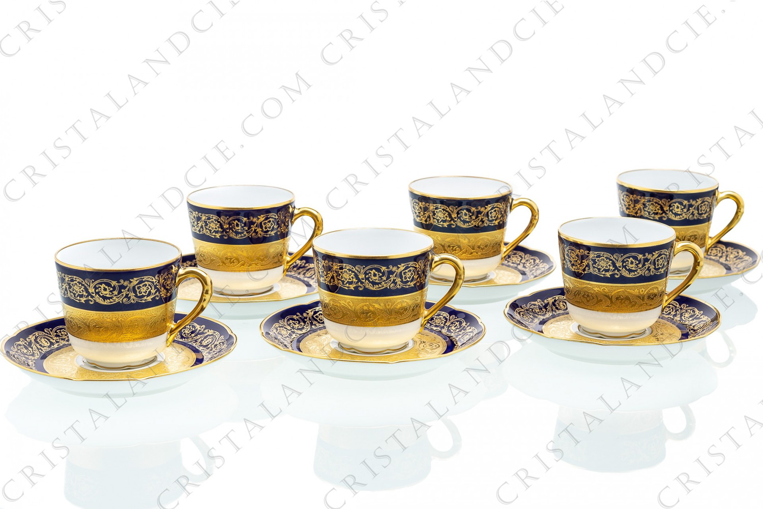 Série de six tasses à café en porcelaine de Limoges de la maison Bernardaud modèle Monte Carlo bleu de four richement décoré d arabesques fleuries sur fond bleu de four et incrustations or photo-1