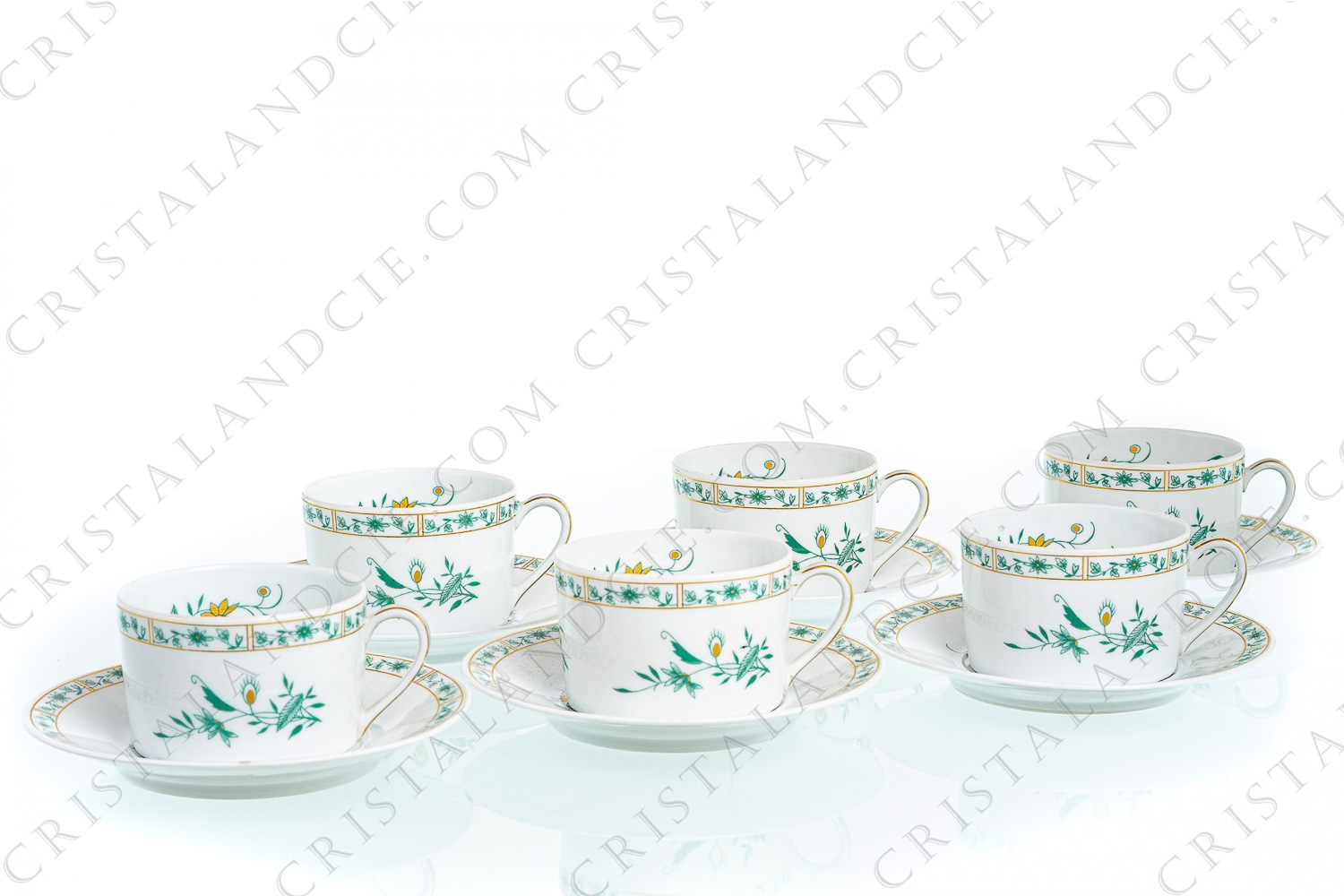 Série de six tasses à thé en porcelaine de Limoges de la maison Bernardaud modèle Pékin ornées de fleurs vertes rehaussées or photo-1