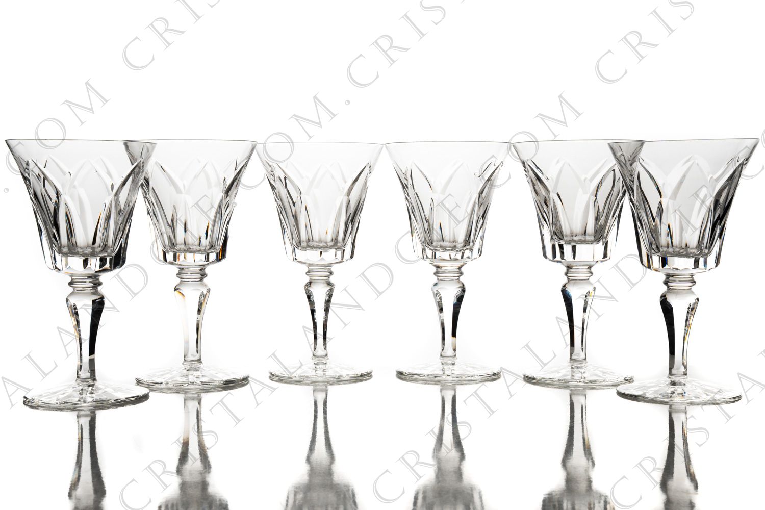 Série de six verres à eau n°2 en cristal de Saint-Louis modèle Camargue présentant un important décor taillé photo-1
