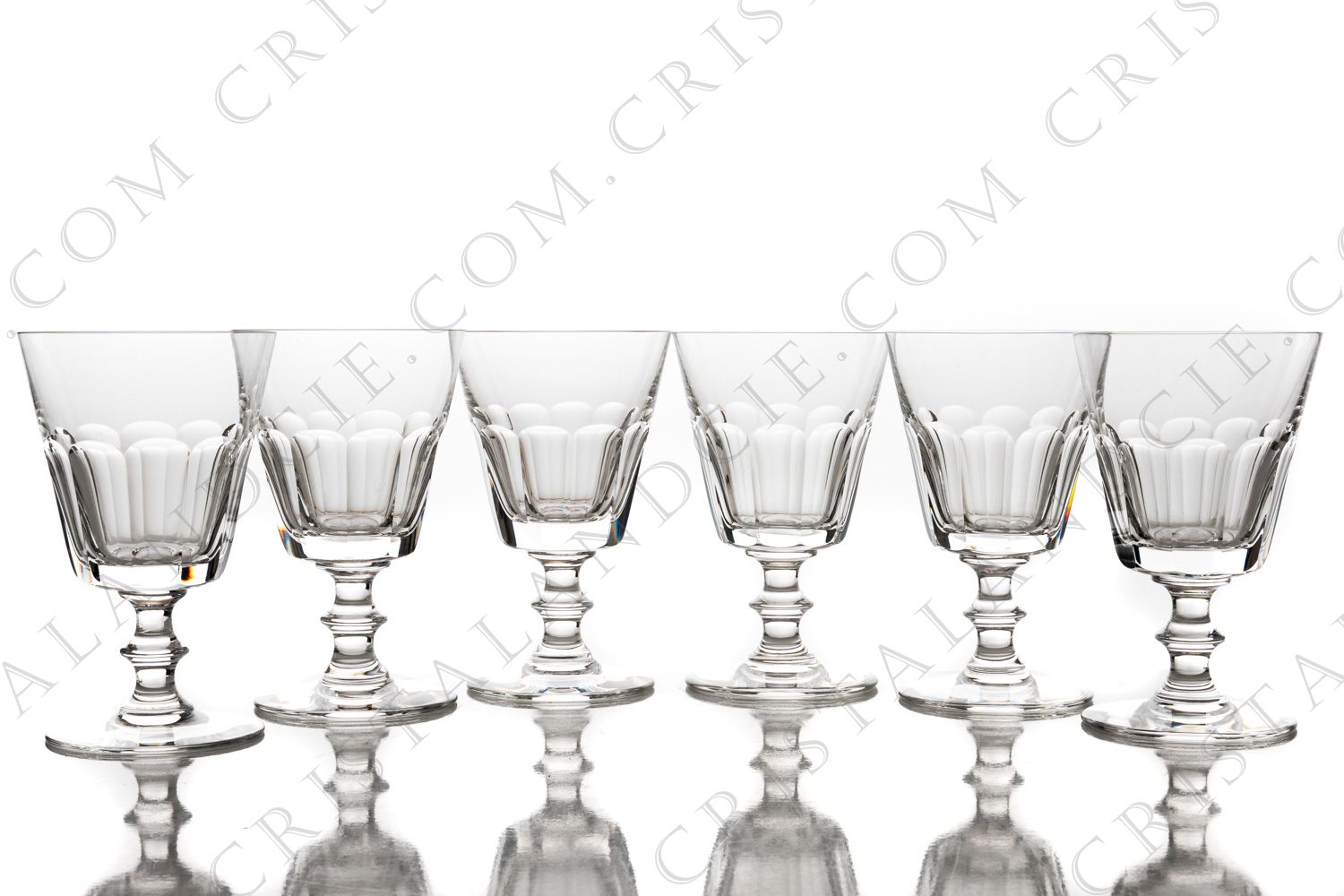 Série de six verres à eau n°2 en cristal de Saint-Louis modèle Caton ornées de côtes plates sur la paraison et d une bague sur la jambe photo-1