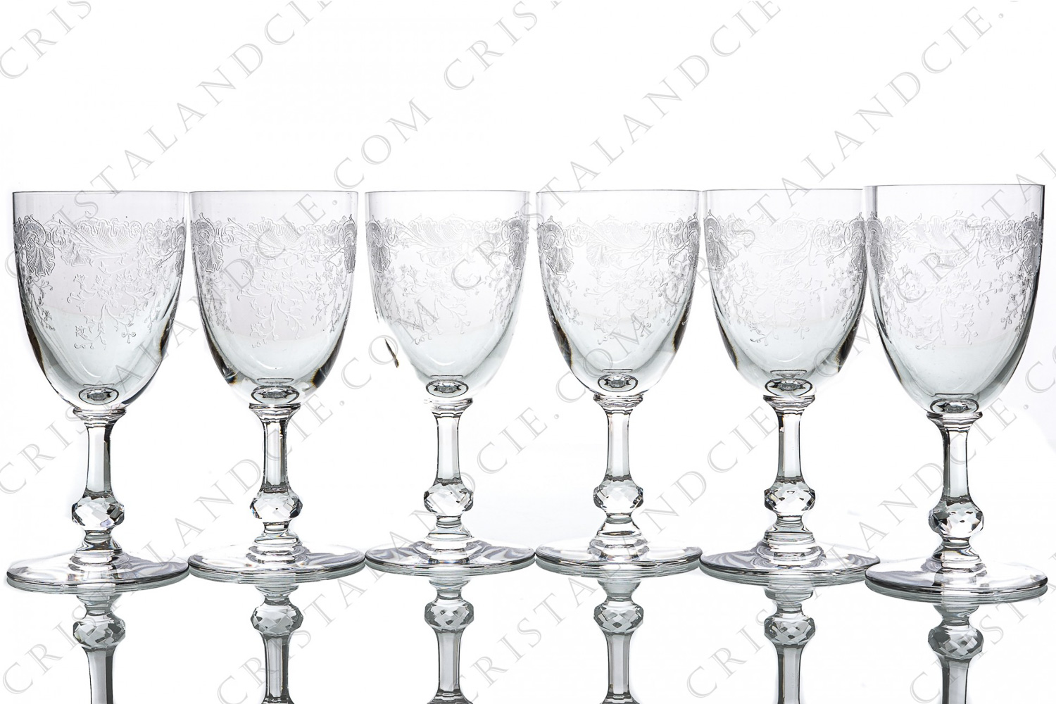 Série de six verres à eau n°2 en cristal de Saint-Louis modèle Cléo à décor gravé d arabesques de feuillages, bague à facettes sur la jambe photo-1