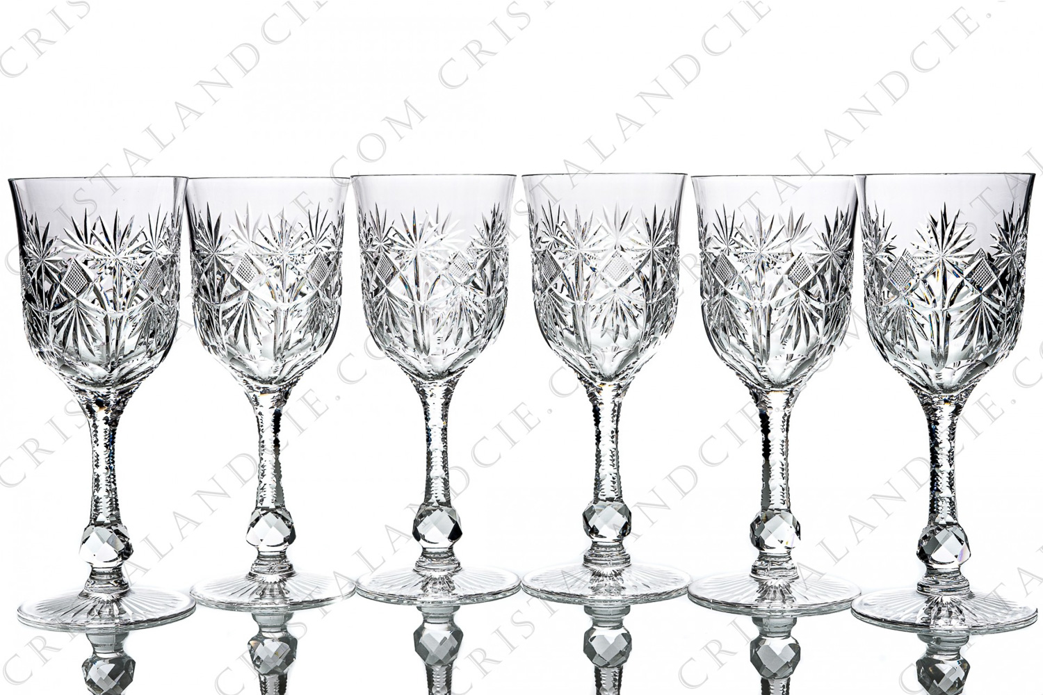 Série de six verres à eau n°2 en cristal de Saint-Louis modèle Cosmos taille 7113 présentant un important décor taillé sur la paraison, une jambe ciselée munie d une bague à facettes et une étoile sous le pied photo-1