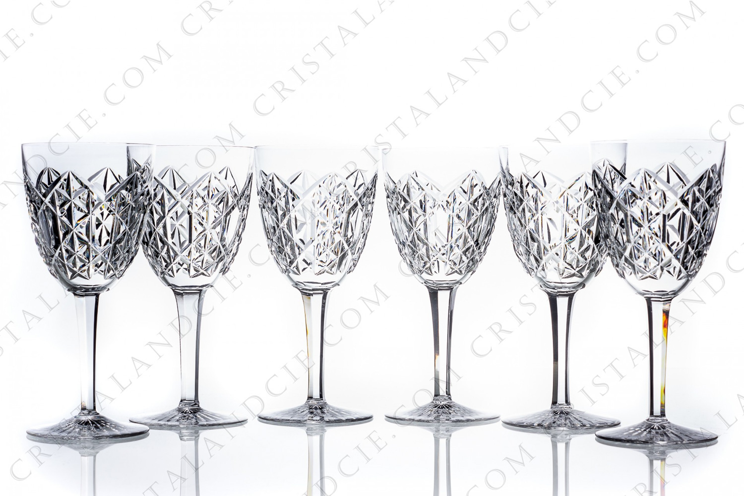 Série de six verres à eau n°2 en cristal de Baccarat modèle Juigne présentant un décor taillé sur la paraison et le pied photo-1