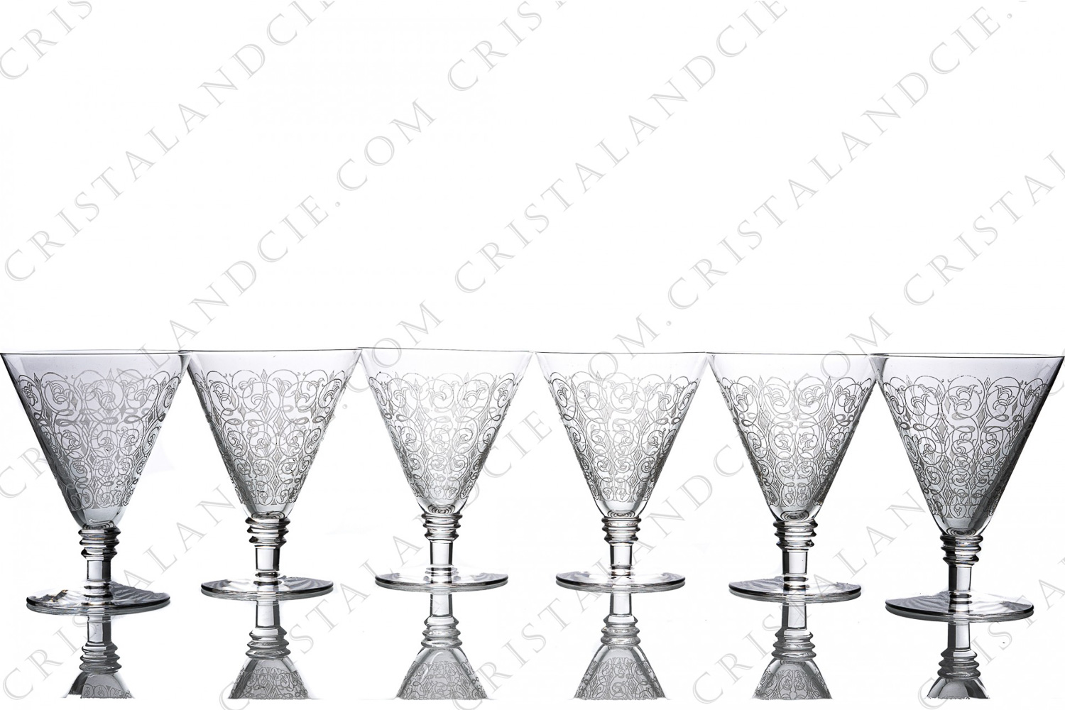 Série de six verres à eau n°2 en cristal de Saint-Louis modèle Lisieux présentant un décor d arabesques végétales gravé au cristal de roche photo-1