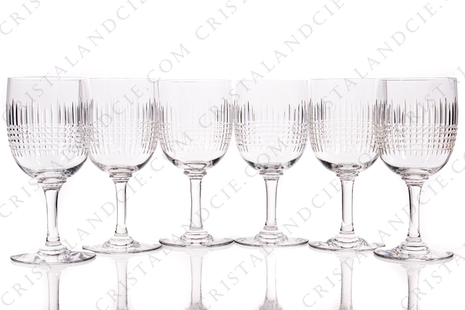 Série de six verres à eau n°2 en cristal de Baccarat modèle Nancy présentant un important décor taillé photo-1