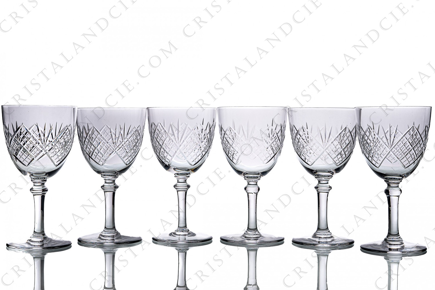 Série de six verres à eau n°2 en cristal de Saint-Louis présentant un décor taillé photo-1