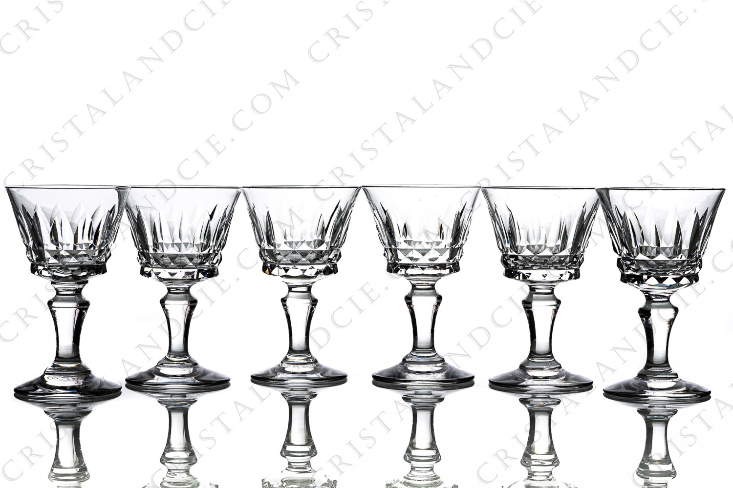 Série de six verres à liqueur en cristal de Baccarat modèle Piccadilly à décor taillé photo-1