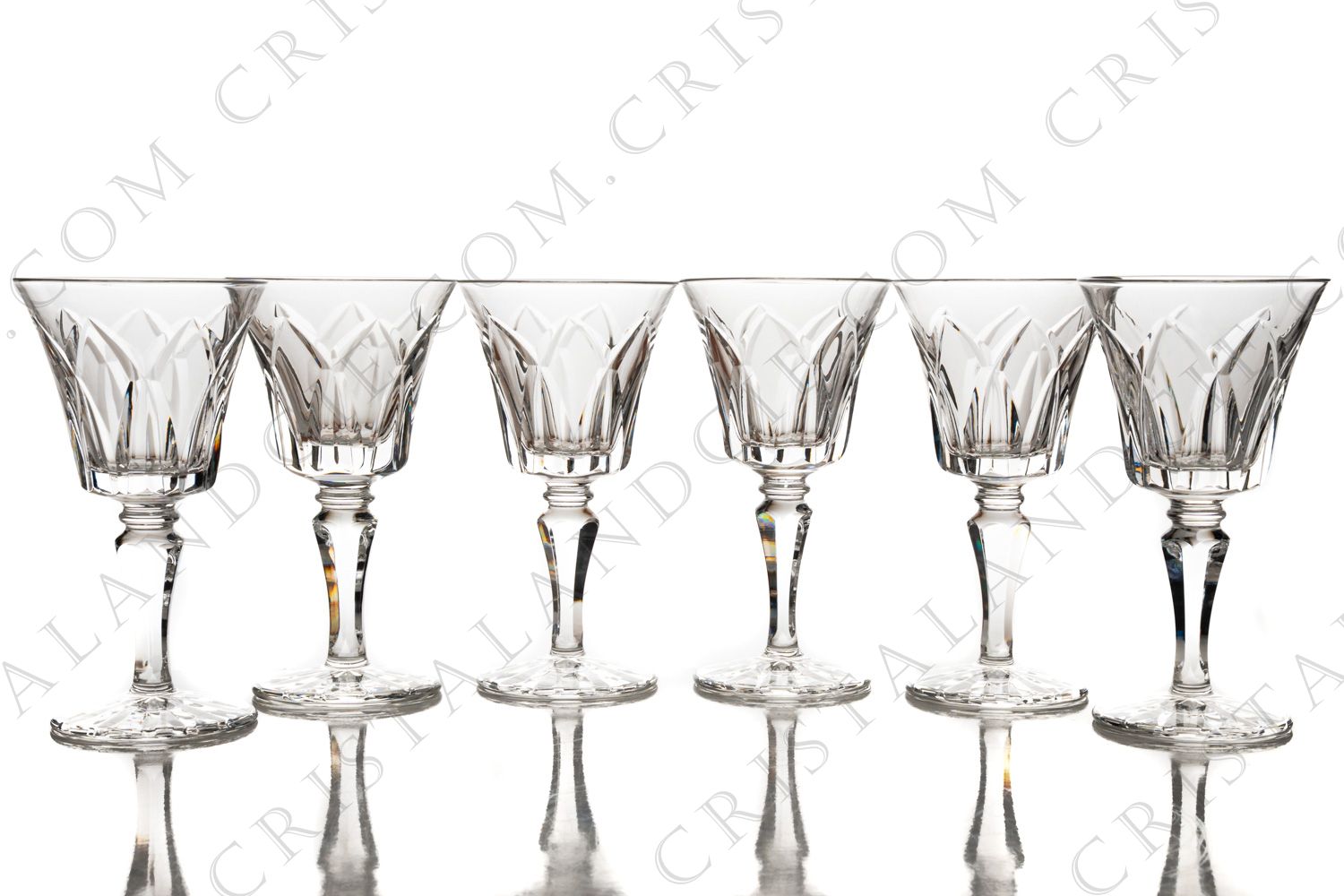 Série de six verres à Porto n°5 en cristal de Saint-Louis modèle Camargue présentant un important décor taillé photo-1