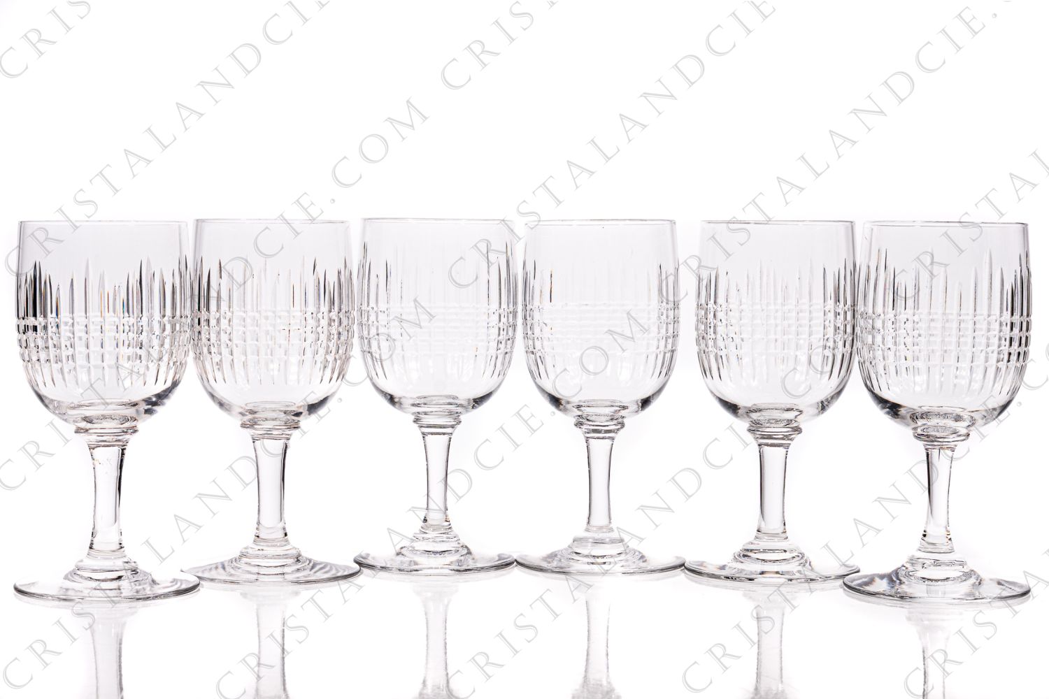 Série de six verres à Porto n°5 en cristal de Baccarat modèle Nancy présentant un important décor taillé photo-1