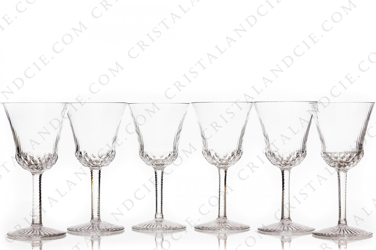 Série de six verres à vin n°3 en cristal de Saint-Louis modèle Apollo présentant un important décor taillé photo-1