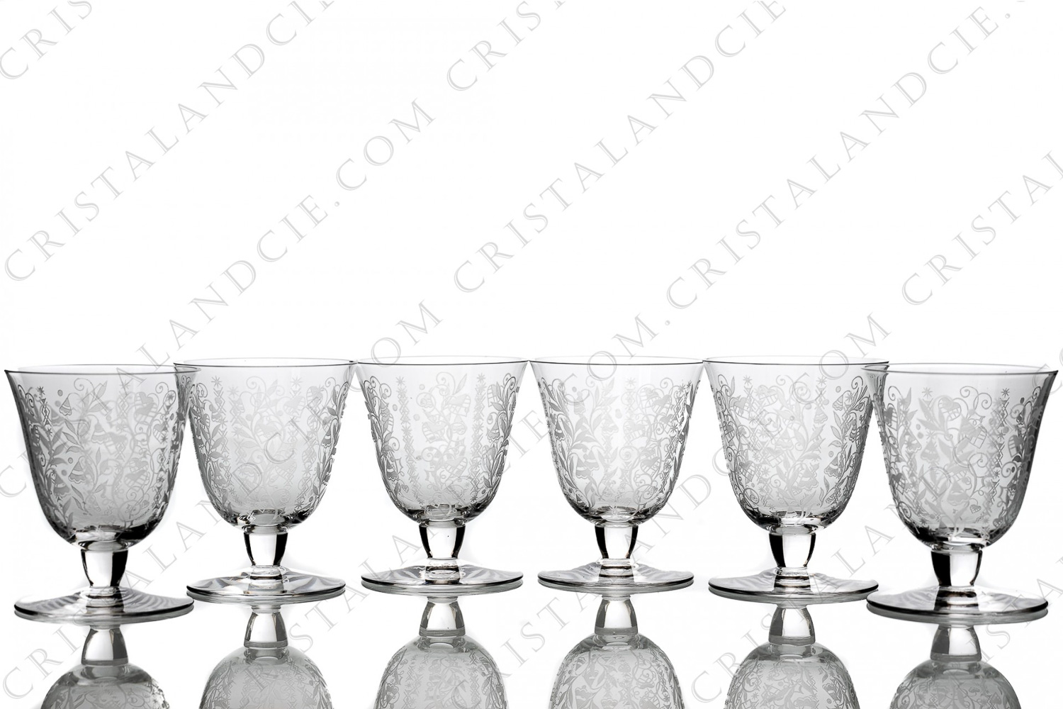 Série de six verres à vin n°4 en cristal de Baccarat modèle Argentina présentant un important décor gravé photo-1