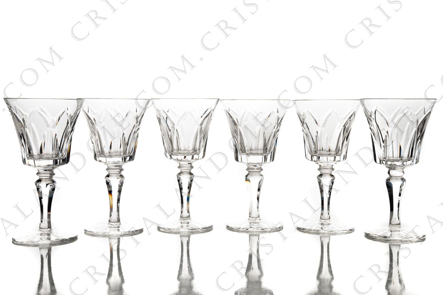 Série de six verres à vin blanc n°4 en cristal de Saint-Louis modèle Camargue présentant un important décor taillé photo-1