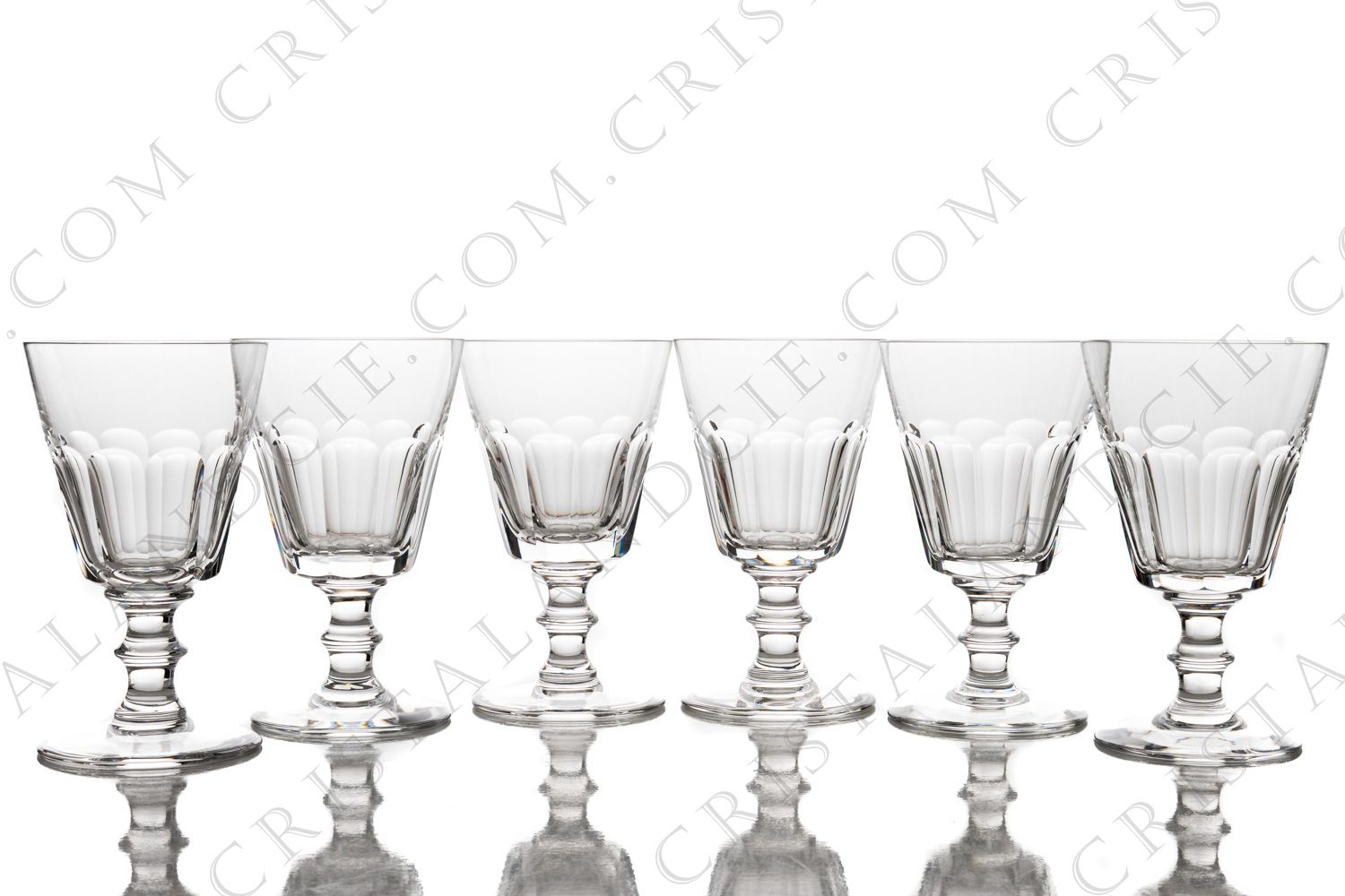 Série de six verres à vin rouge n°3 en cristal de Saint-Louis modèle Caton ornées de côtes plates sur la paraison et d une bague sur la jambe photo-1