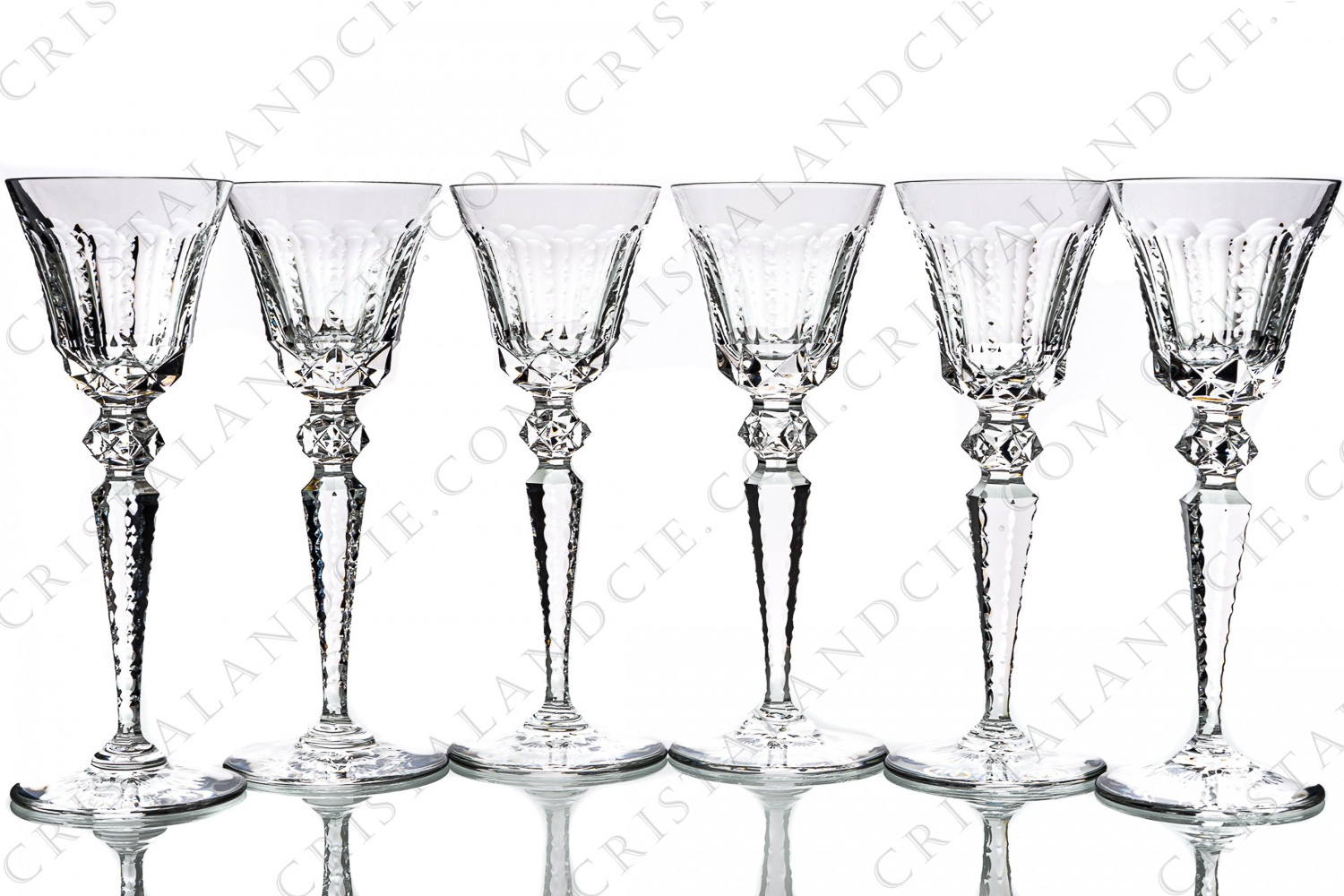 Série de six verres à vin n°4 en cristal de Saint-Louis modèle Excellence présentant un riche décor à pans coupés ciselés et pointes de diamant photo-1