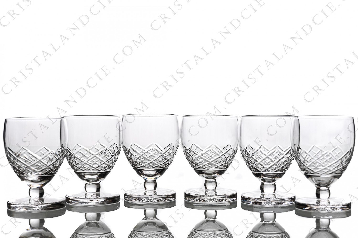 Série de six verres à vin blanc n°4 en cristal de Saint-Louis modèle Florian taille 539 présentant un décor taillé et une étoile en-dessous photo-1