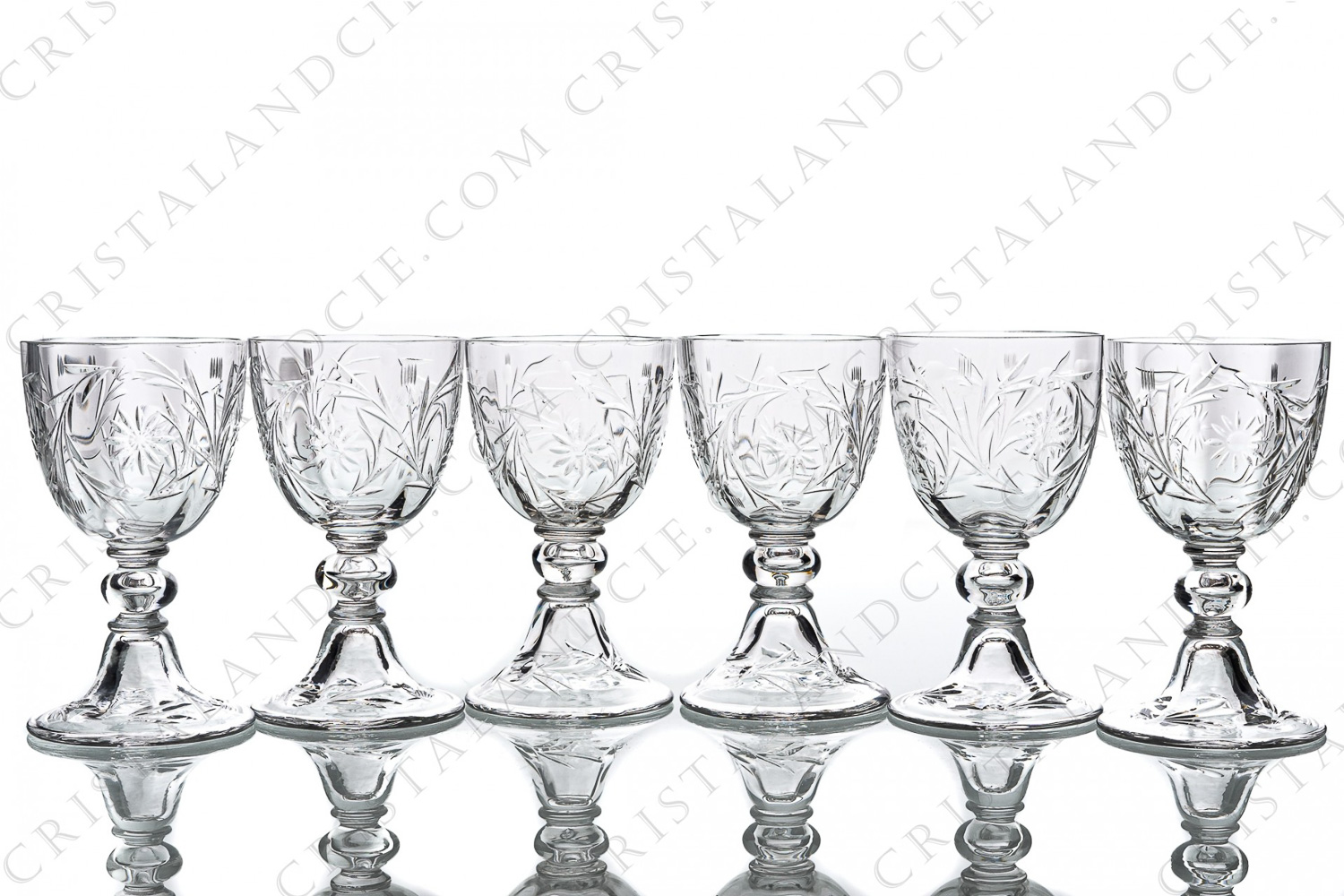 Série de six verres à vin n°4 en cristal de Baccarat forme 6185 taille 6295 à décor taillé de fleurs et arabesques photo-1