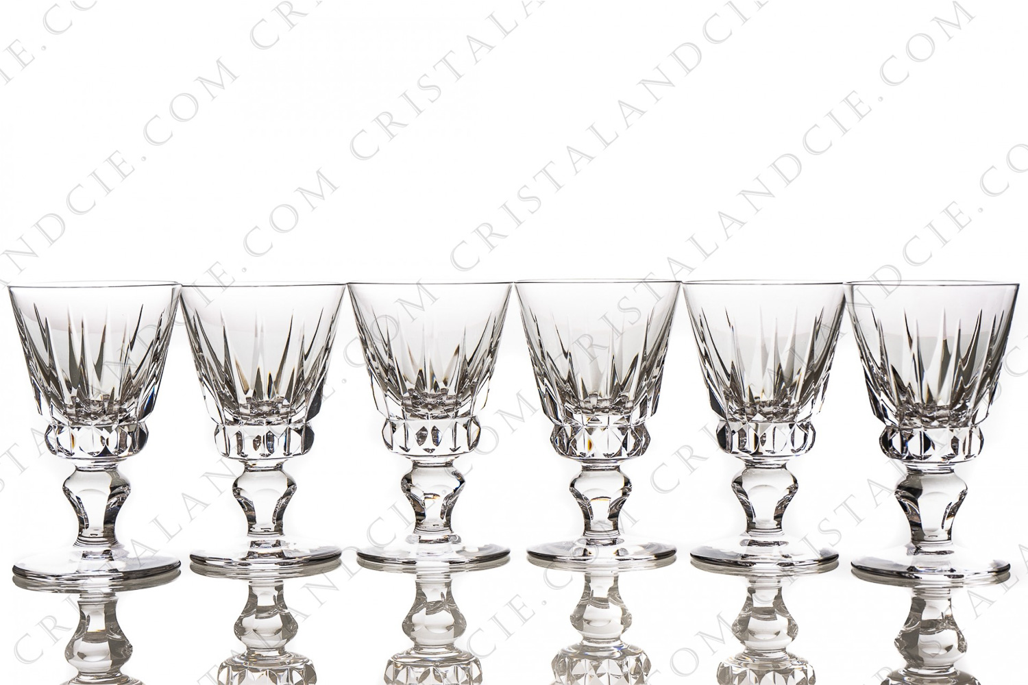 Série de six verres à vin blanc n°4 en cristal de Saint-Louis modèle Guernesey présentant un décor de biseaux taillés sur la paraison photo-1