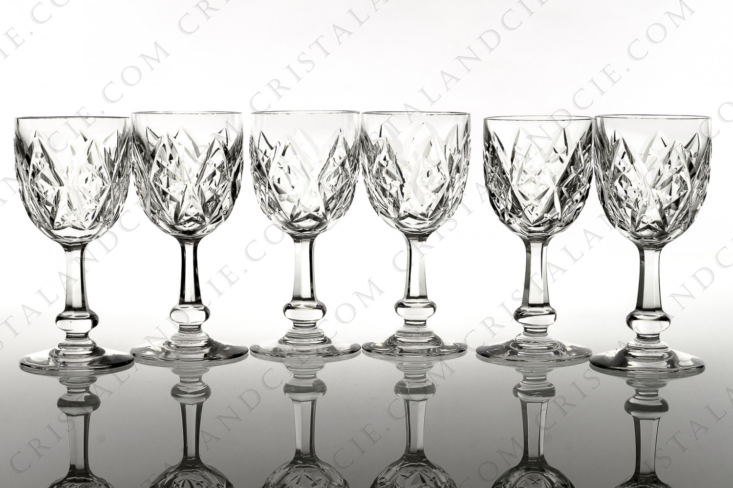 Six verres à vin n°4 en cristal de Baccarat modèle Harfleur présentant un décor taillé sur la panse et le pied photo-1